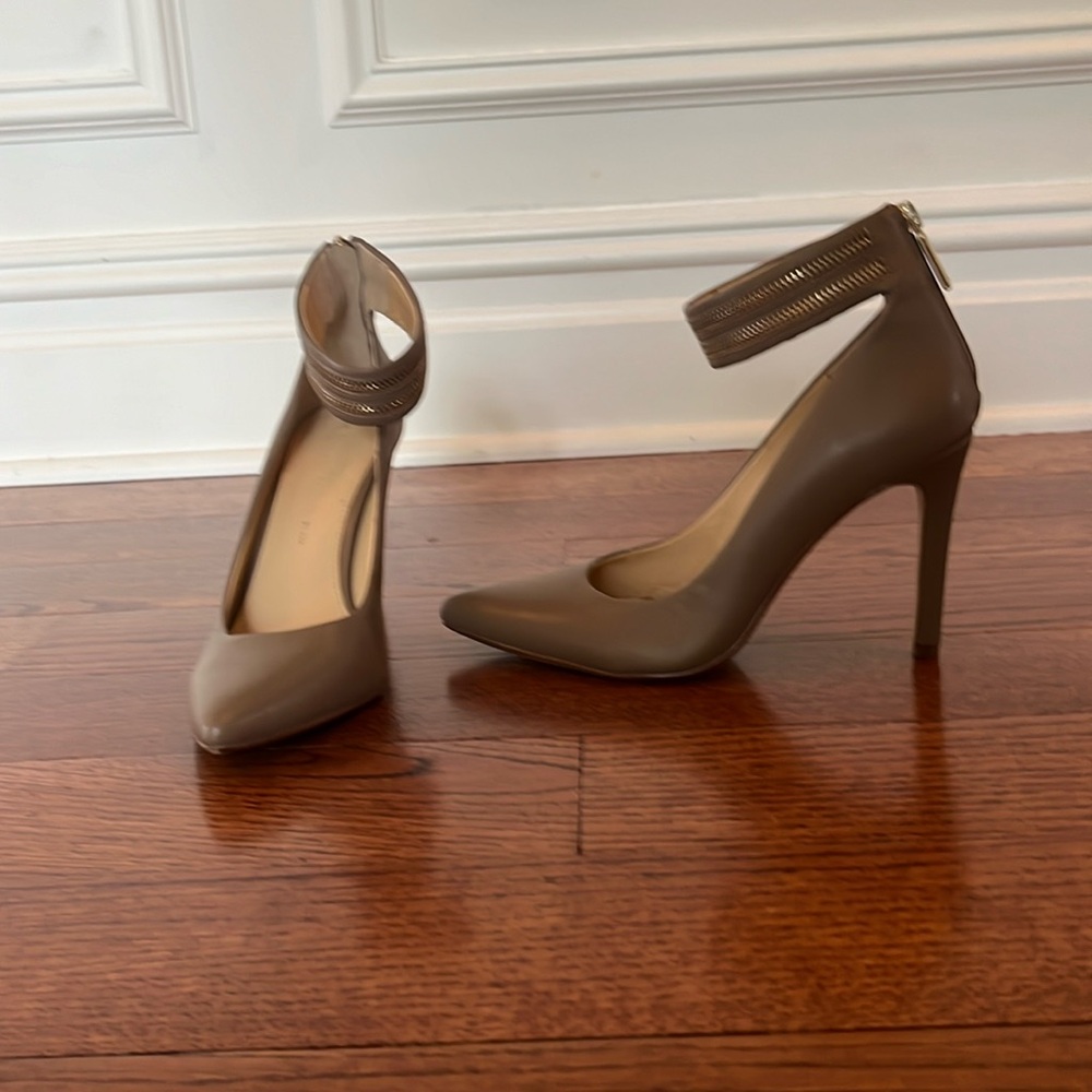 Banana Republic high heel pump